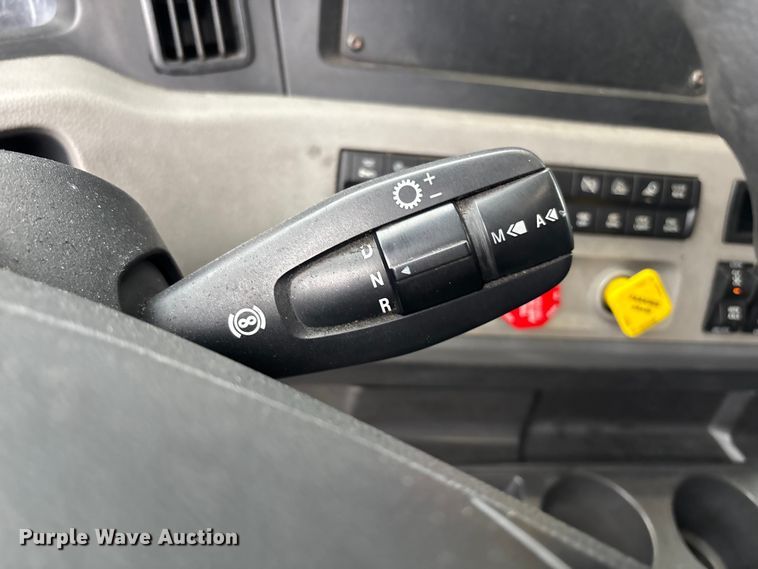 image for item YA2604 2019 Freightliner Cascadia semi truck