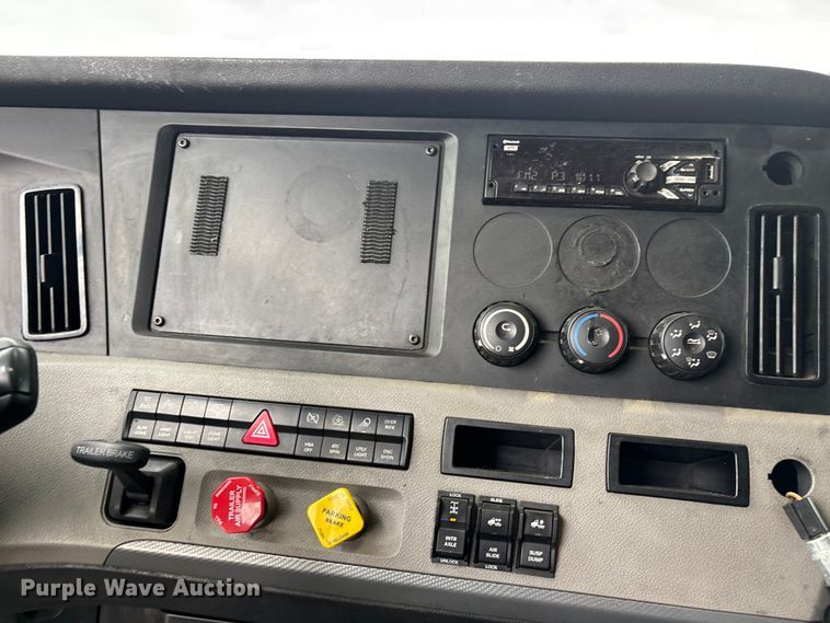 image for item YA2604 2019 Freightliner Cascadia semi truck