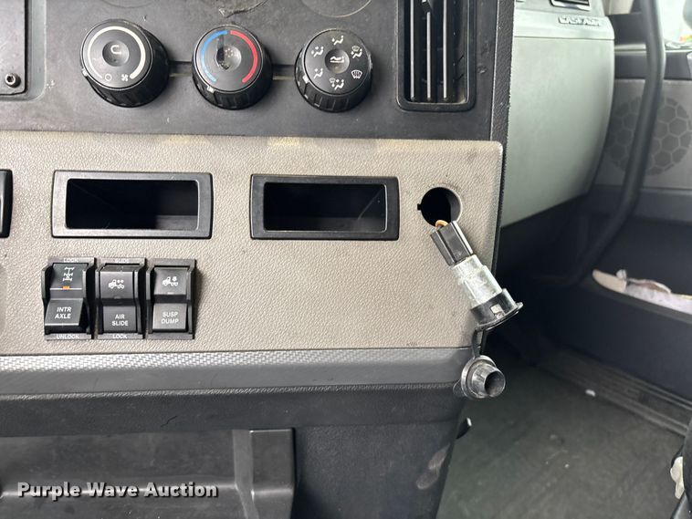 image for item YA2604 2019 Freightliner Cascadia semi truck