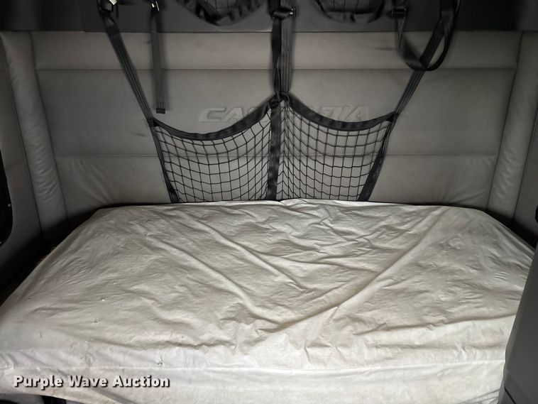 image for item YA2604 2019 Freightliner Cascadia semi truck