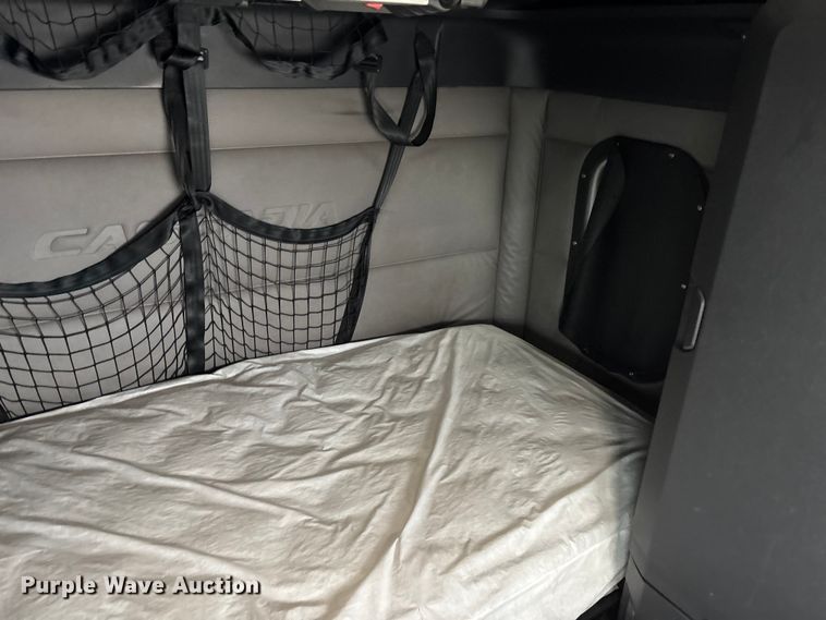 image for item YA2604 2019 Freightliner Cascadia semi truck