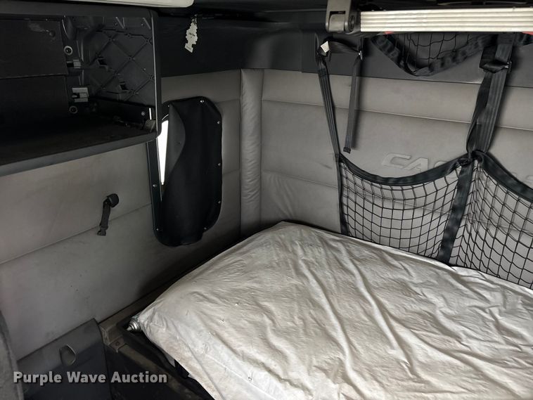 image for item YA2604 2019 Freightliner Cascadia semi truck