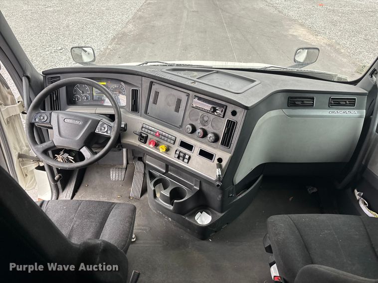 image for item YA2604 2019 Freightliner Cascadia semi truck