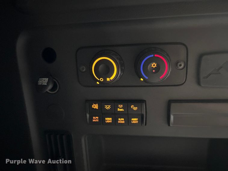 image for item YA2604 2019 Freightliner Cascadia semi truck