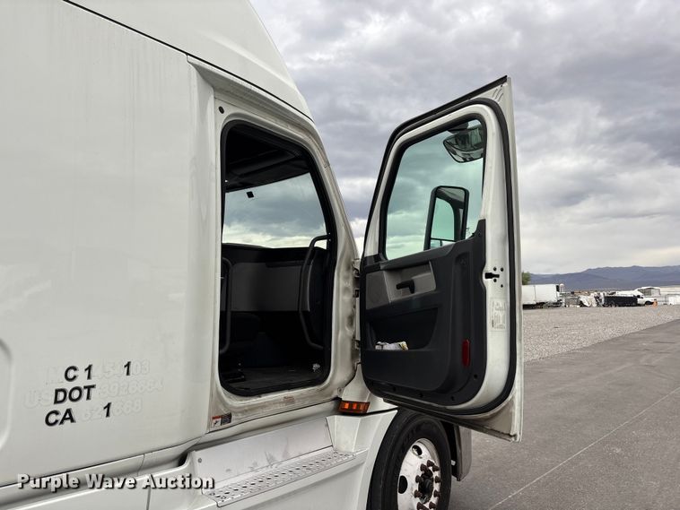 image for item YA2604 2019 Freightliner Cascadia semi truck