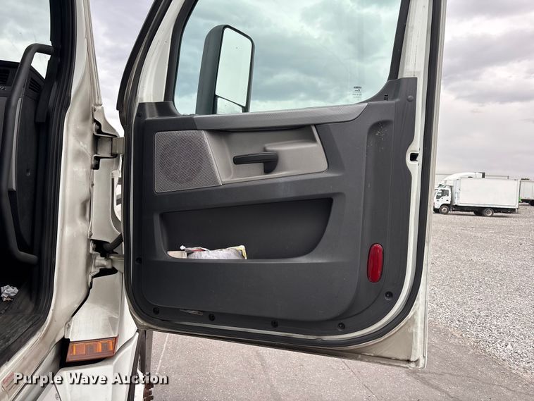 image for item YA2604 2019 Freightliner Cascadia semi truck