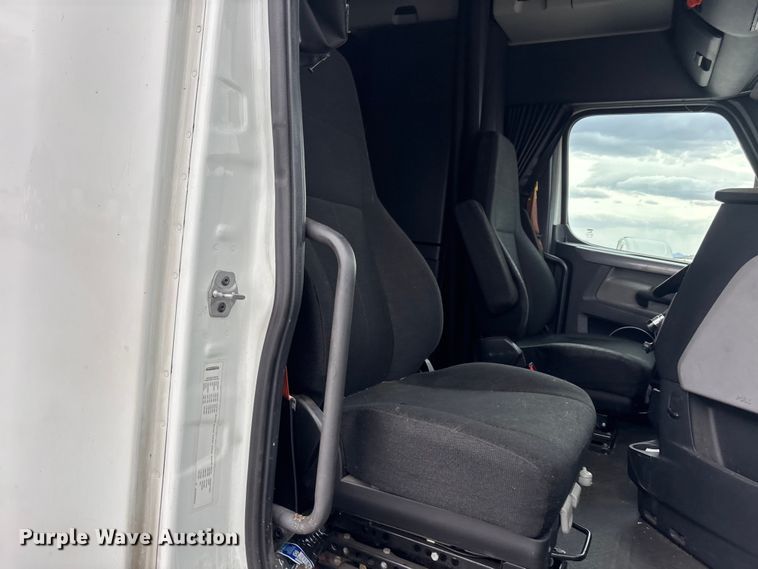 image for item YA2604 2019 Freightliner Cascadia semi truck