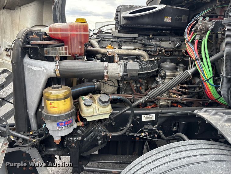 image for item YA2604 2019 Freightliner Cascadia semi truck