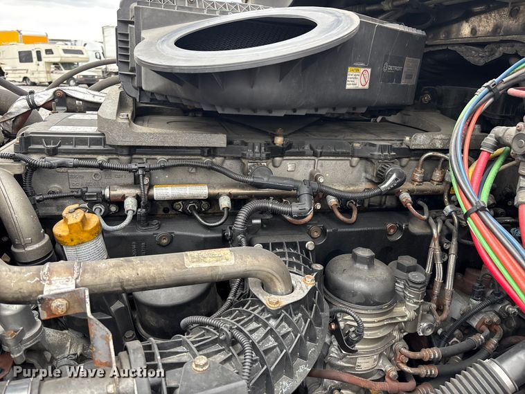 image for item YA2604 2019 Freightliner Cascadia semi truck