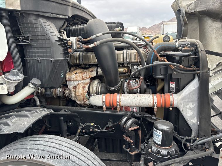 image for item YA2604 2019 Freightliner Cascadia semi truck