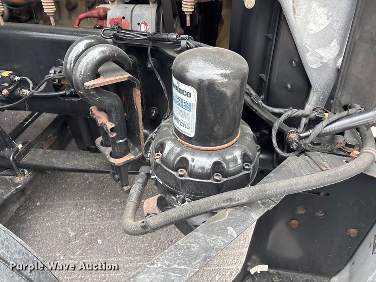 image for item YA2604 2019 Freightliner Cascadia semi truck