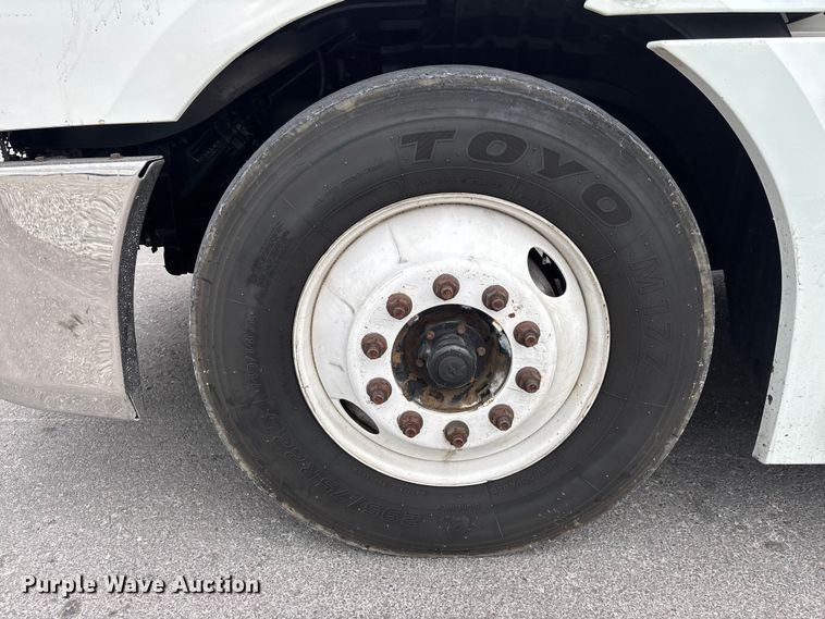 image for item YA2604 2019 Freightliner Cascadia semi truck