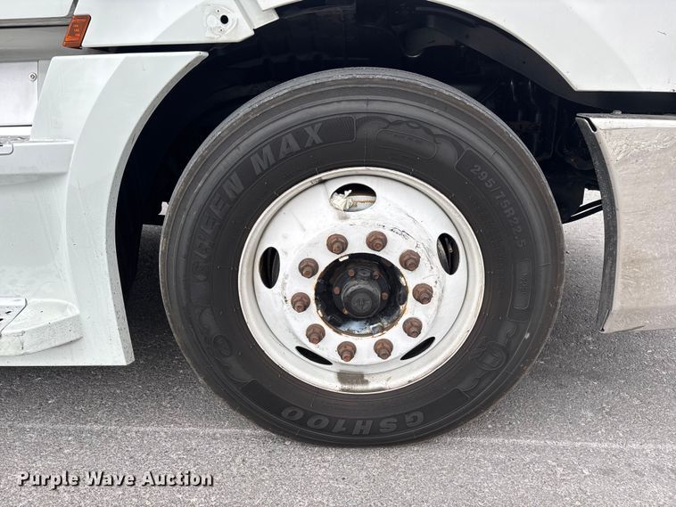 image for item YA2604 2019 Freightliner Cascadia semi truck