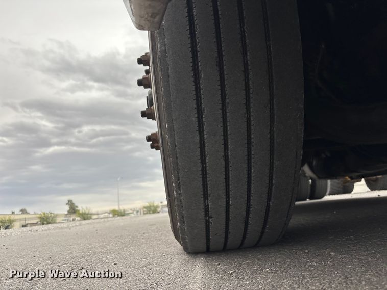 image for item YA2604 2019 Freightliner Cascadia semi truck