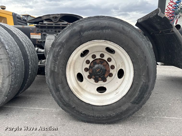 image for item YA2604 2019 Freightliner Cascadia semi truck