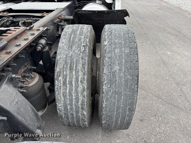 image for item YA2604 2019 Freightliner Cascadia semi truck