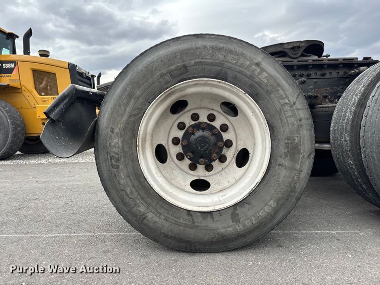 image for item YA2604 2019 Freightliner Cascadia semi truck