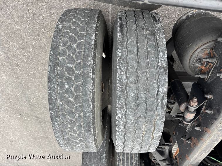 image for item YA2604 2019 Freightliner Cascadia semi truck