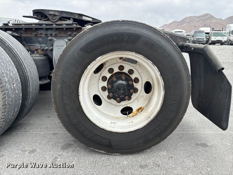 image for item YA2604 2019 Freightliner Cascadia semi truck