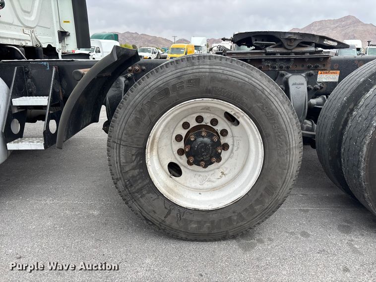 image for item YA2604 2019 Freightliner Cascadia semi truck