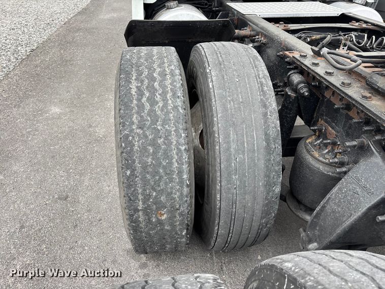 image for item YA2604 2019 Freightliner Cascadia semi truck