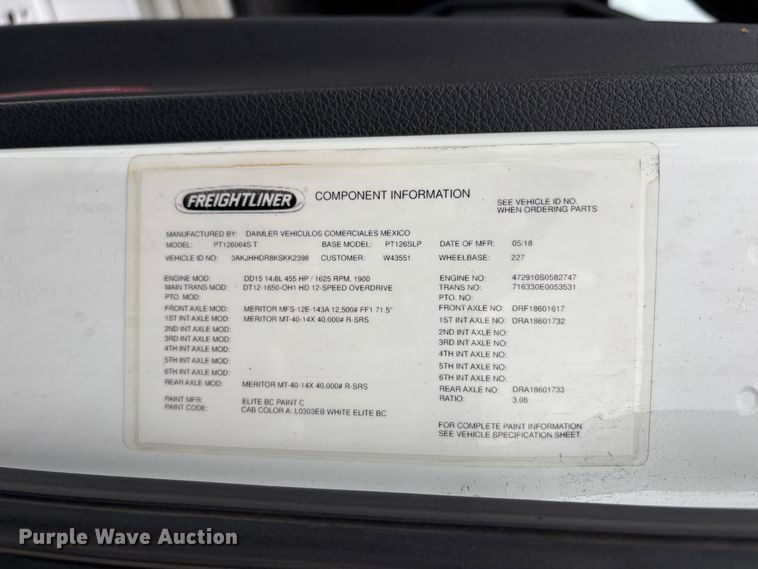 image for item YA2604 2019 Freightliner Cascadia semi truck