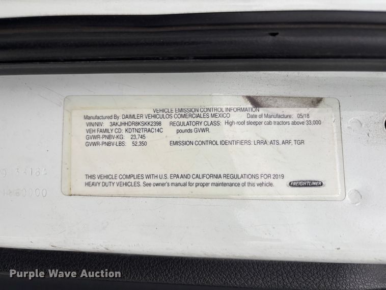 image for item YA2604 2019 Freightliner Cascadia semi truck