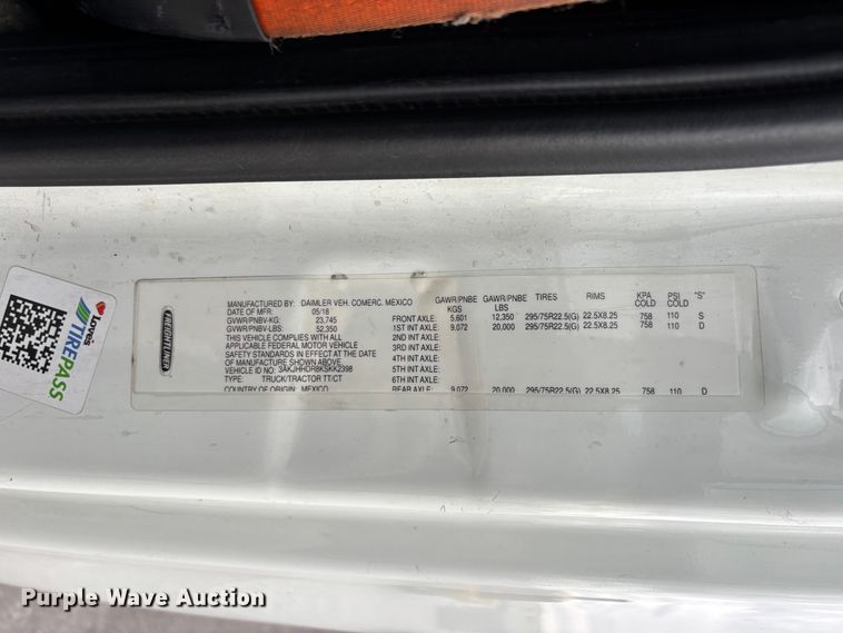 image for item YA2604 2019 Freightliner Cascadia semi truck