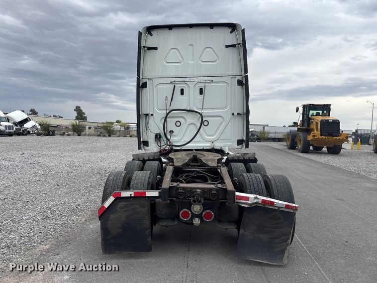 image for item YA2605 2019 Freightliner Cascadia semi truck