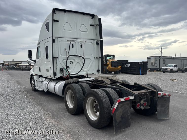 image for item YA2605 2019 Freightliner Cascadia semi truck