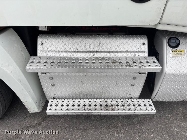 image for item YA2605 2019 Freightliner Cascadia semi truck