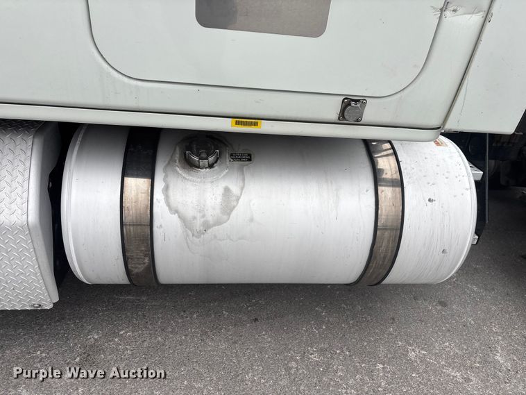 image for item YA2605 2019 Freightliner Cascadia semi truck