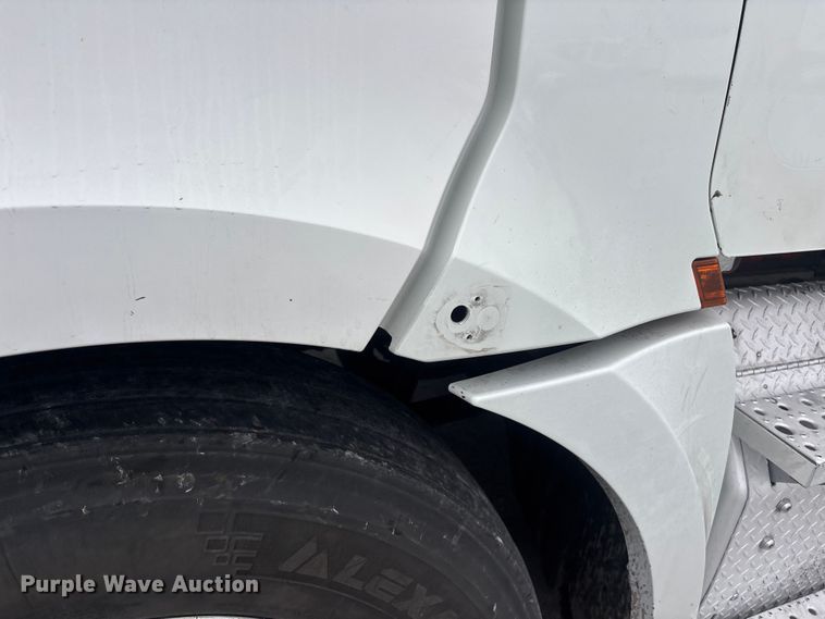 image for item YA2605 2019 Freightliner Cascadia semi truck