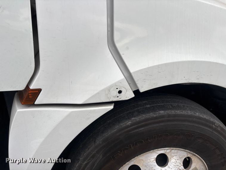 image for item YA2605 2019 Freightliner Cascadia semi truck