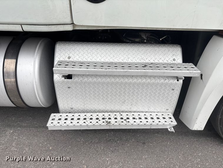 image for item YA2605 2019 Freightliner Cascadia semi truck