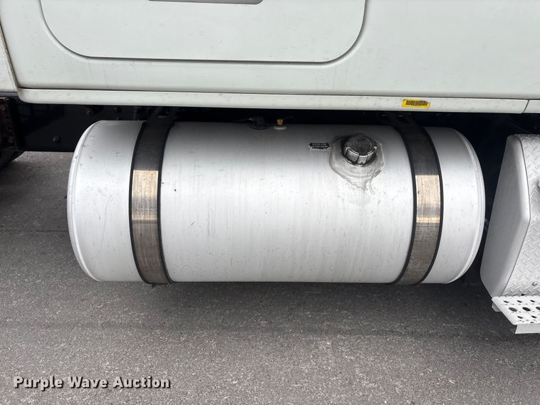 image for item YA2605 2019 Freightliner Cascadia semi truck