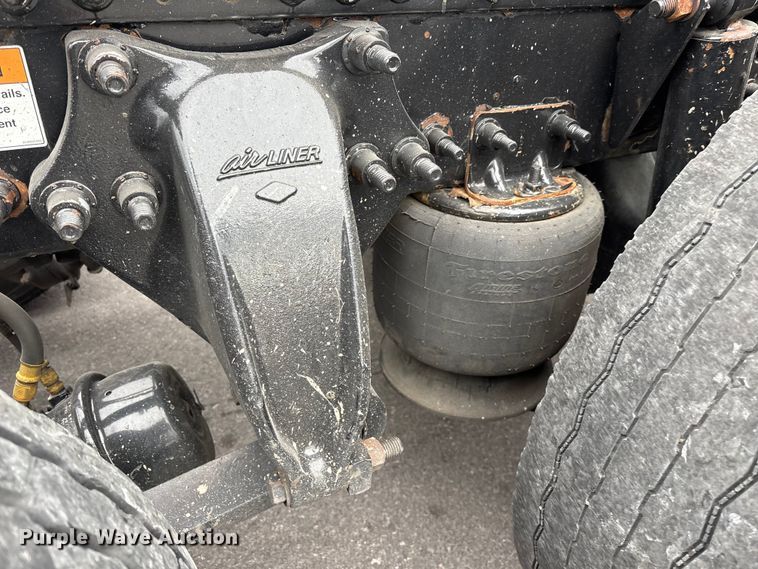 image for item YA2605 2019 Freightliner Cascadia semi truck