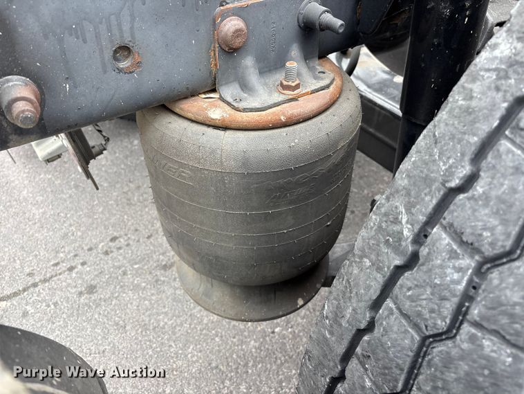 image for item YA2605 2019 Freightliner Cascadia semi truck