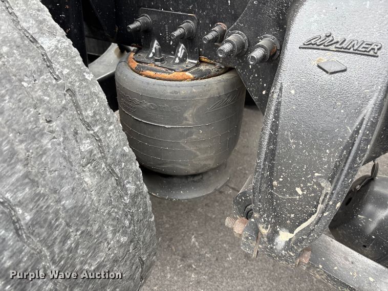 image for item YA2605 2019 Freightliner Cascadia semi truck