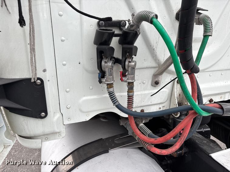 image for item YA2605 2019 Freightliner Cascadia semi truck