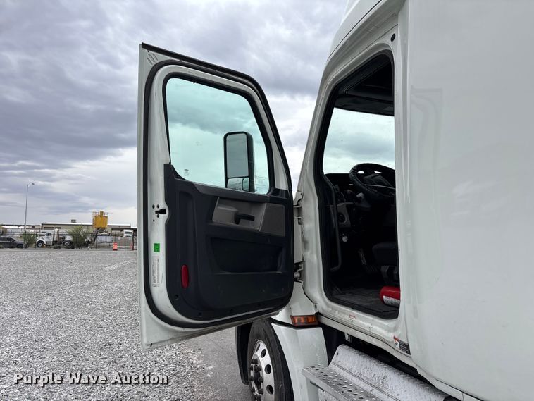 image for item YA2605 2019 Freightliner Cascadia semi truck