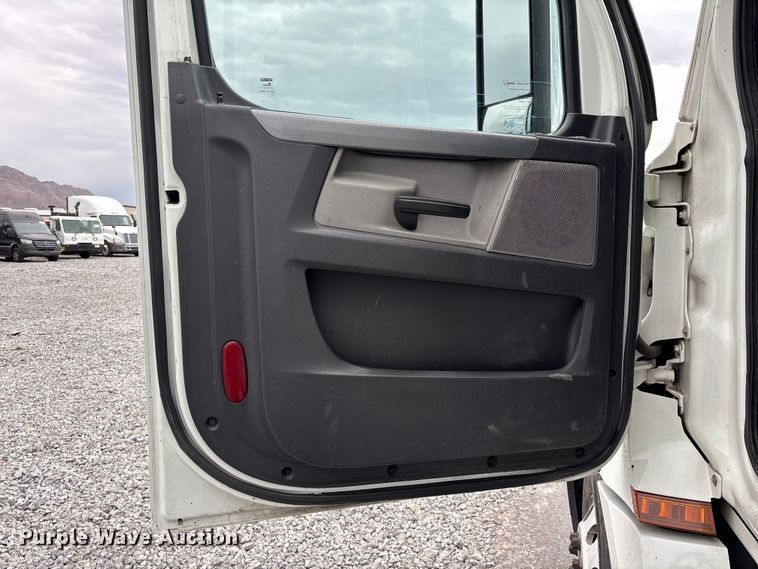 image for item YA2605 2019 Freightliner Cascadia semi truck