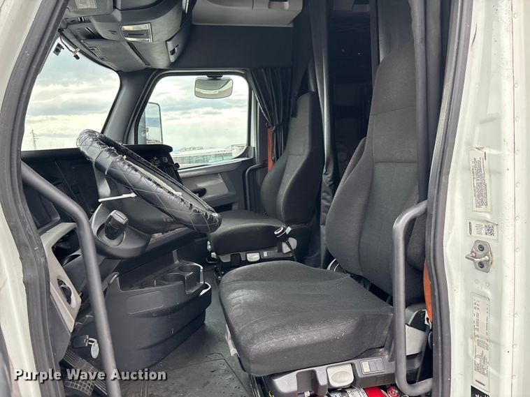 image for item YA2605 2019 Freightliner Cascadia semi truck