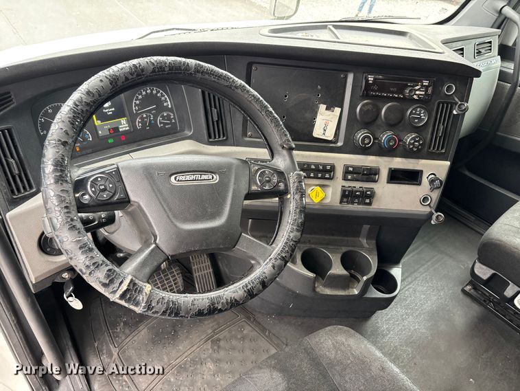 image for item YA2605 2019 Freightliner Cascadia semi truck