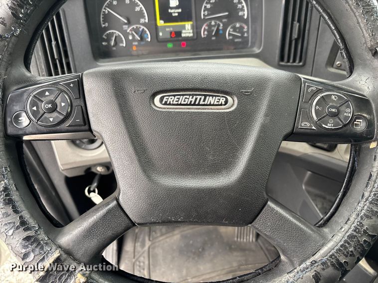 image for item YA2605 2019 Freightliner Cascadia semi truck