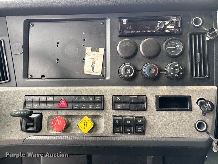 image for item YA2605 2019 Freightliner Cascadia semi truck