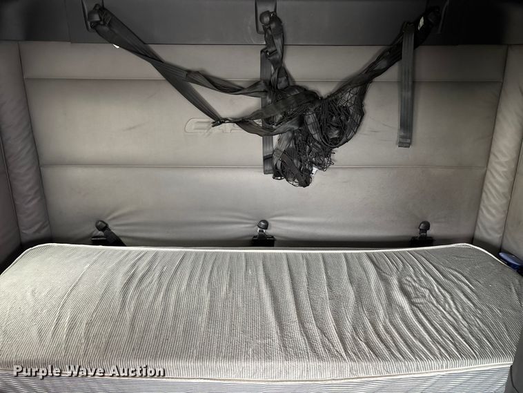 image for item YA2605 2019 Freightliner Cascadia semi truck