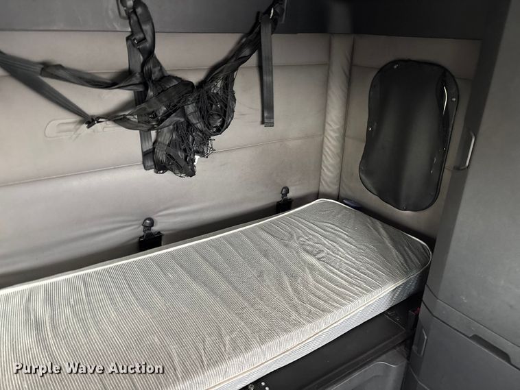 image for item YA2605 2019 Freightliner Cascadia semi truck