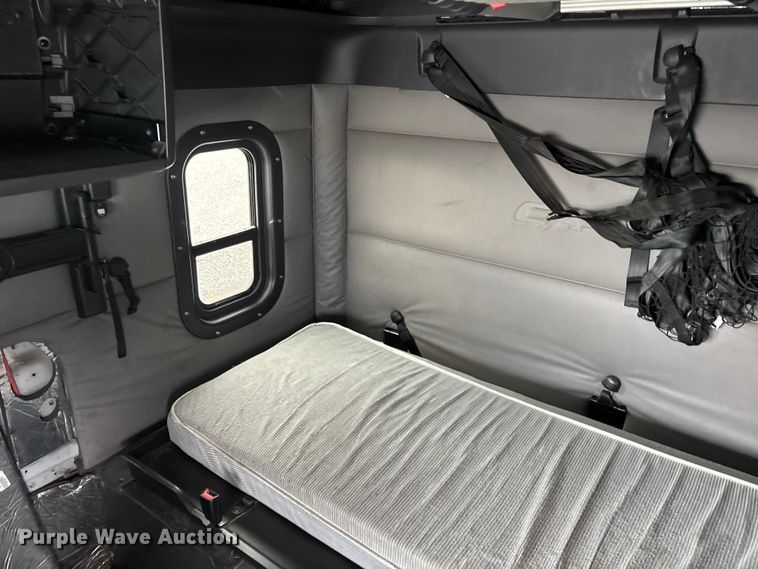 image for item YA2605 2019 Freightliner Cascadia semi truck