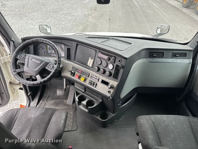 image for item YA2605 2019 Freightliner Cascadia semi truck